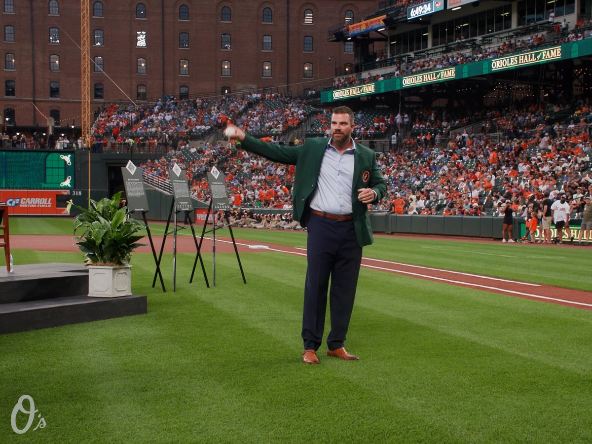 First pitches from our newest Orioles HOFers! 👐 (Chris still got it 😉)