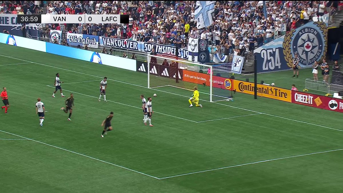 BOUANGA ➡️ SON Sonny's fourth goal is as many games gives LAFC the lead north of the border! 📺 Apple TV: