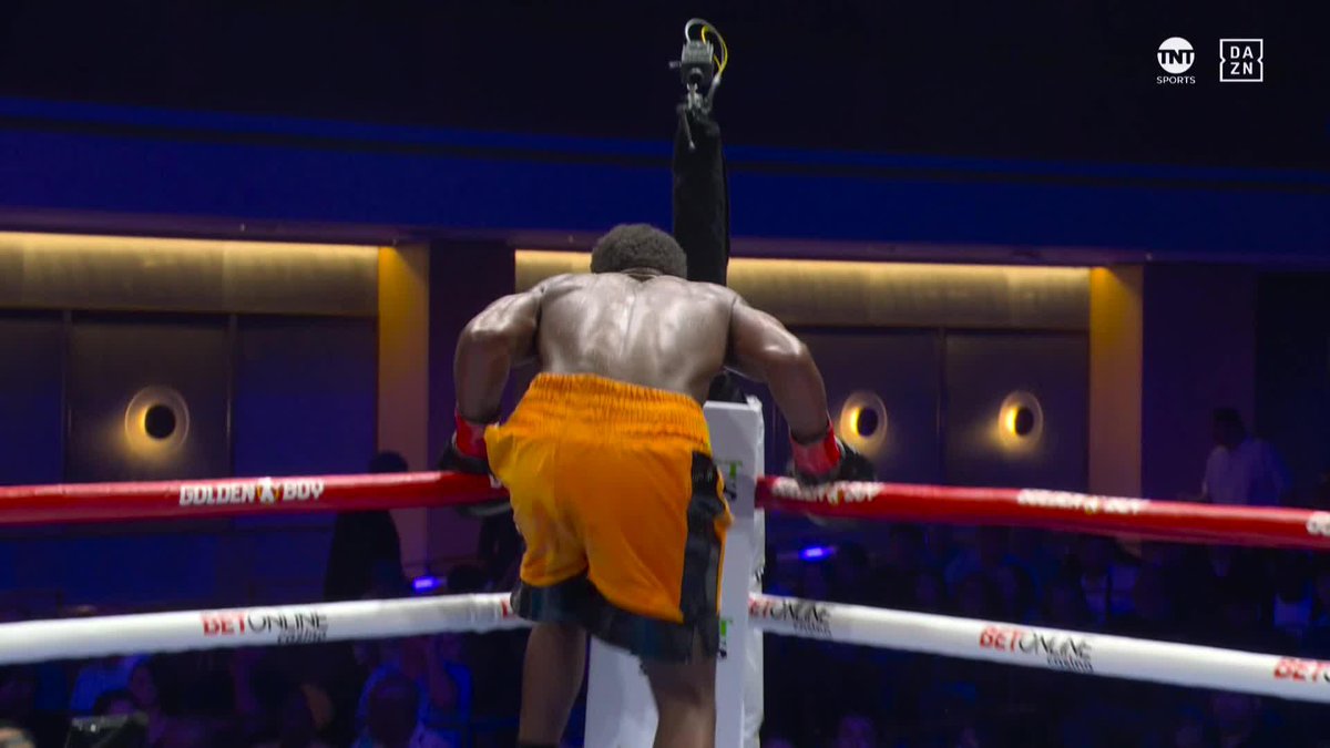 Charles Conwell in back! 🥊💥 #TheFight | #RoachZepeda | Live Now on DAZN and TNT 🔊