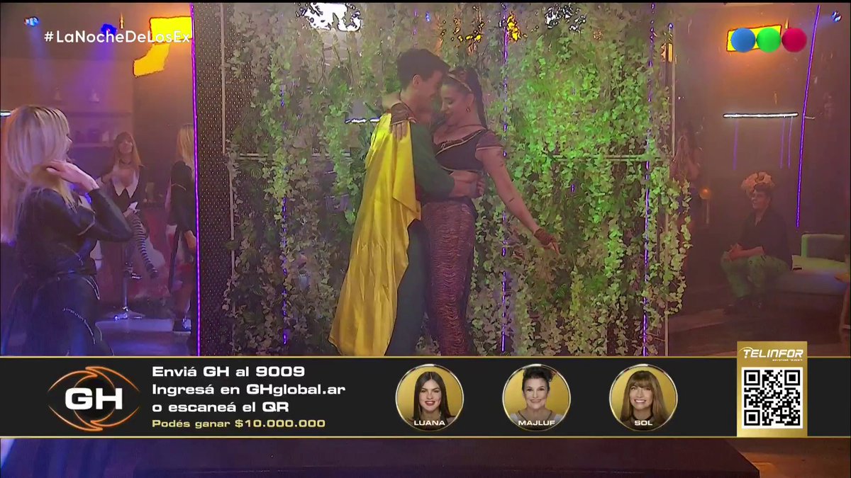 Llegó la noche de disfraces y no podían faltar los besos 💋 #LaNocheDeLosEx ahora con Robertito Funes por Telefe #GranHermano #GeneraciónDorada