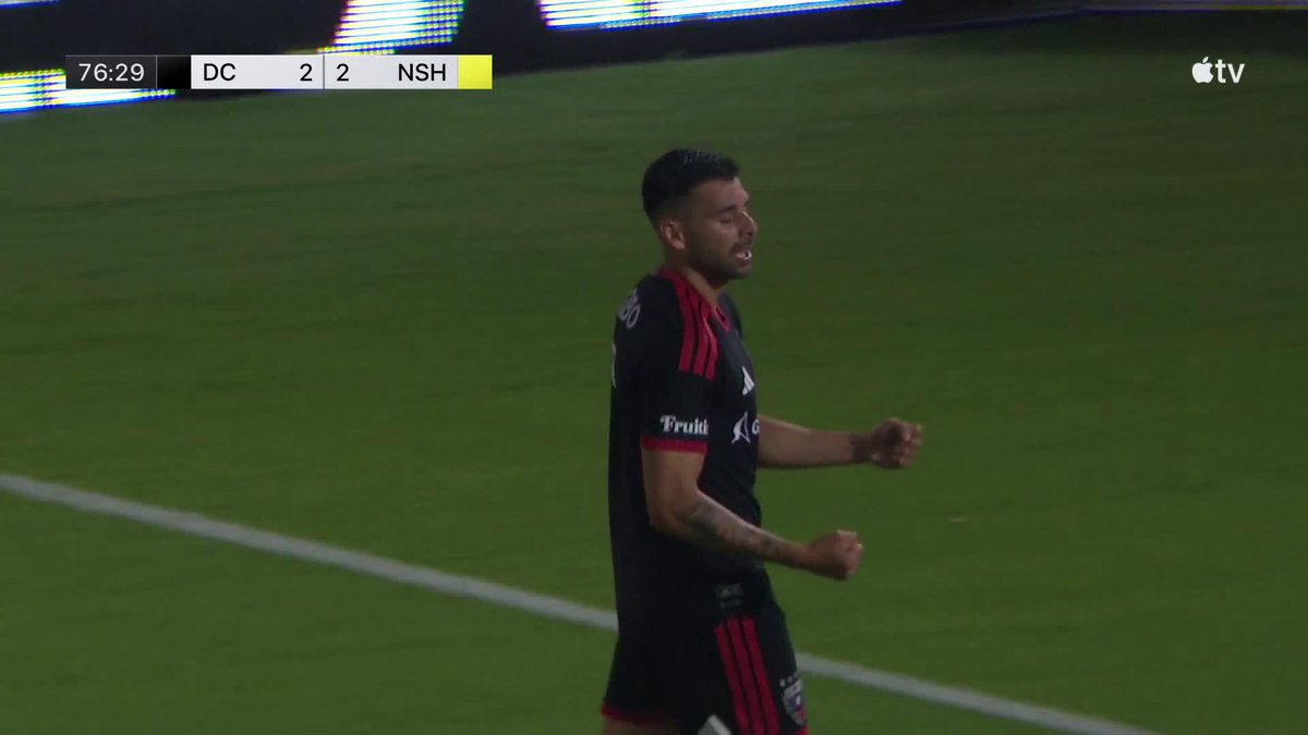 Louis Munteanu assisted this D.C. United goal from the ground 🤯 via Major League Soccer