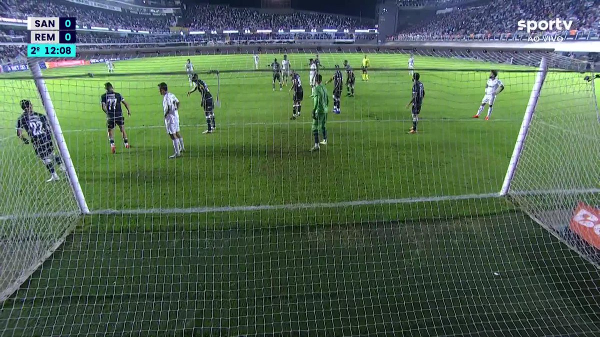 Gabigol marcou, mas o gol foi anulado porque a bola fez a curva por fora do campo no escanteio de Neymar. 🎥 sportv | ge