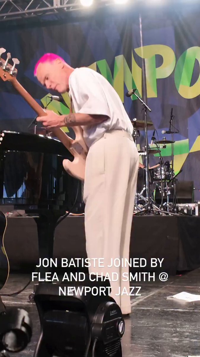 🌶️Una presentación con picante 🎺 Se está llevando a cabo el Newport Jazz Festival en Rhode Islander, y Chad y Flea estuvieron presentes en el concierto de Jon Batiste para hacer un poco de buena música
