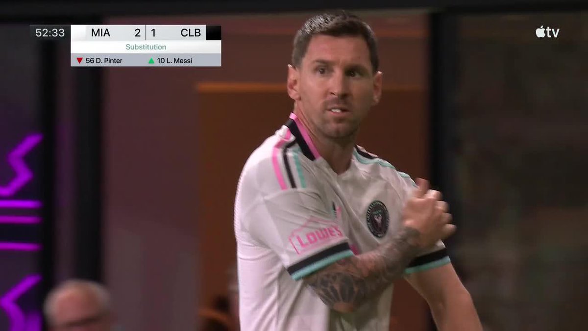 COSA DE CABRA: Leo Messi recibió la ovación del público al entrar en el segundo tiempo, se puso la cinta de capitán, se hizo cargo del córner y casi marca en su primera jugada del partido en el empate 2-2 de Inter Miami con Columbus Crew en la #MLS. 📺 Major League Soccer on Apple