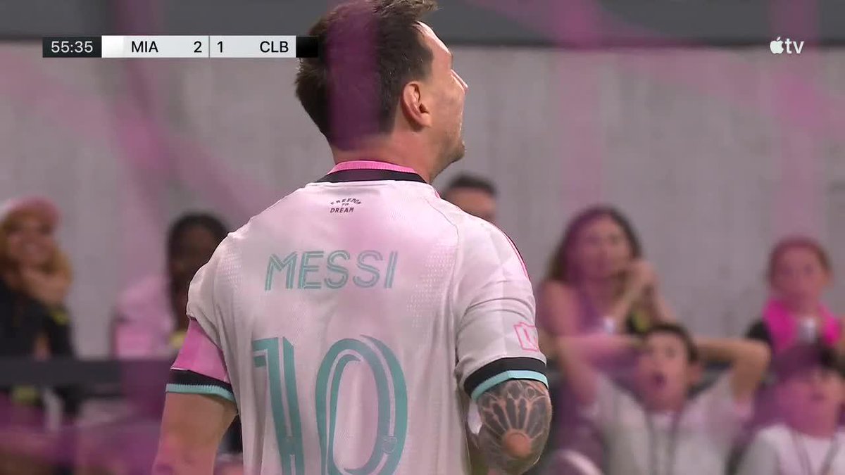 ERA UN GOLAZO, LEO: Messi paró la pelota con el pecho y sacó un fuerte zurdazo en el partido entre Inter Miami y Columbus Crew en la #MLS. 📺 Major League Soccer on Apple