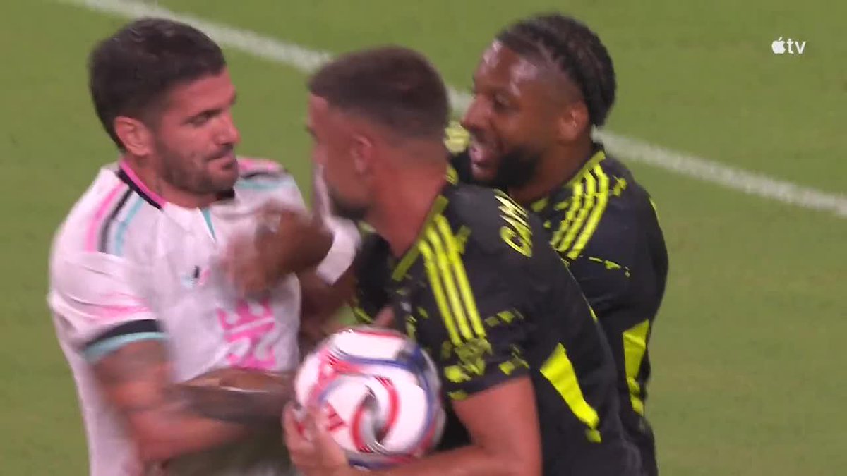 TRANQUILO, RODRI: De Paul volvió a ser titular con Inter Miami luego de su regreso post Mundial y se agarró con jugadores de Columbus Crew. 📺 Major League Soccer on Apple