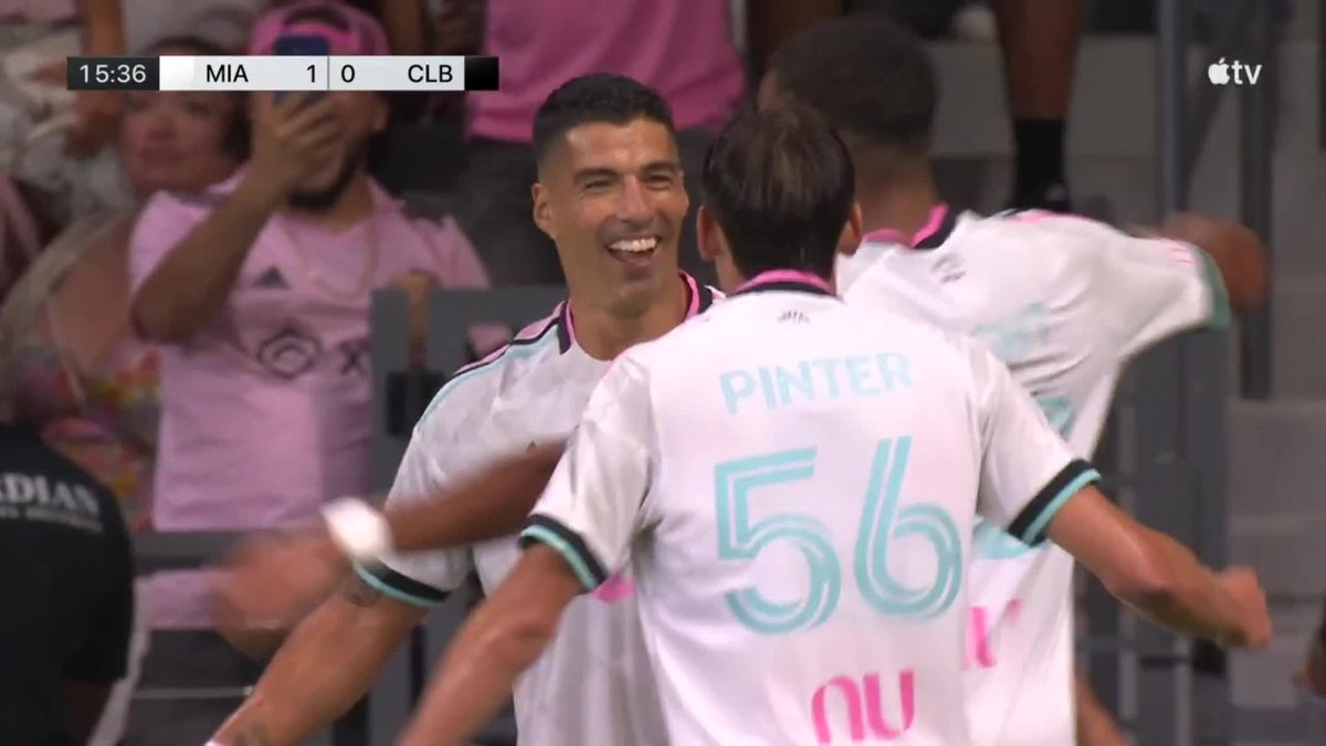 ¡GOLAZO DEL PISTOLERO PARA QUE LO FESTEJE LEO! Gran remate de larga distancia de Lucho Suárez para Inter Miami ante Columbus Crew en la #MLS. 📺 Major League Soccer on Apple