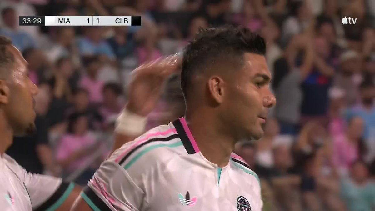 ¡CUÁNTA MALA FORTUNA! Casemiro quiso despejar y marcó en propia puerta en el empate entre Inter Miami y Columbus Crew en la #MLS. 📺 Major League Soccer on Apple