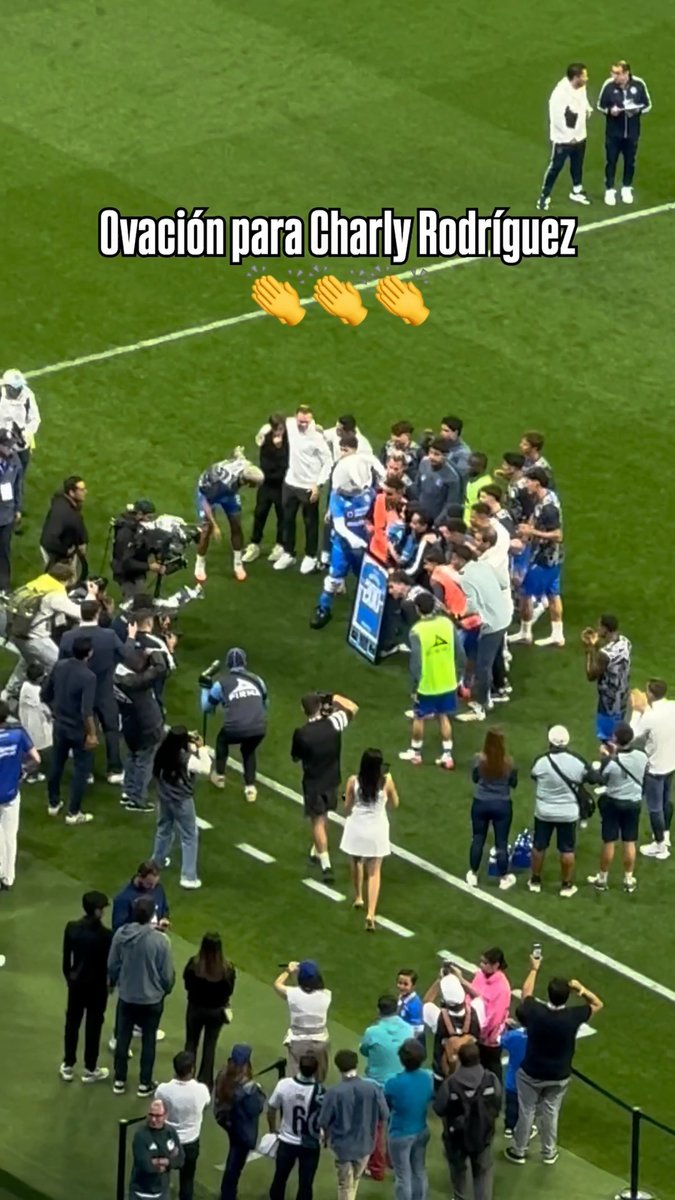 😎 Merecido reconocimiento para Charly Rodríguez. 🚂 Llegó a 200 partidos con Cruz Azul.