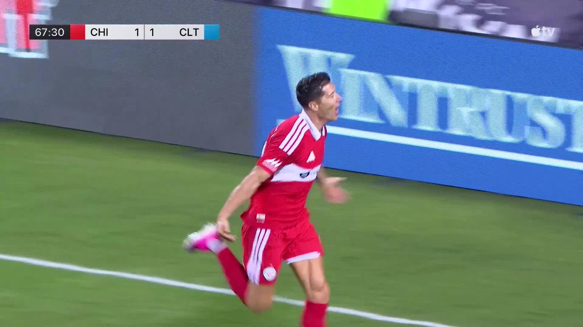 ยกLLEGร EL TITO QUE ESTABAN ESPERANDO! Robert Lewandowski debutรณ en la red de Chicago Fire y fue con doblete en el triunfo 2-1 a Charlotte en la #MLS. ๐น Major League Soccer on Apple