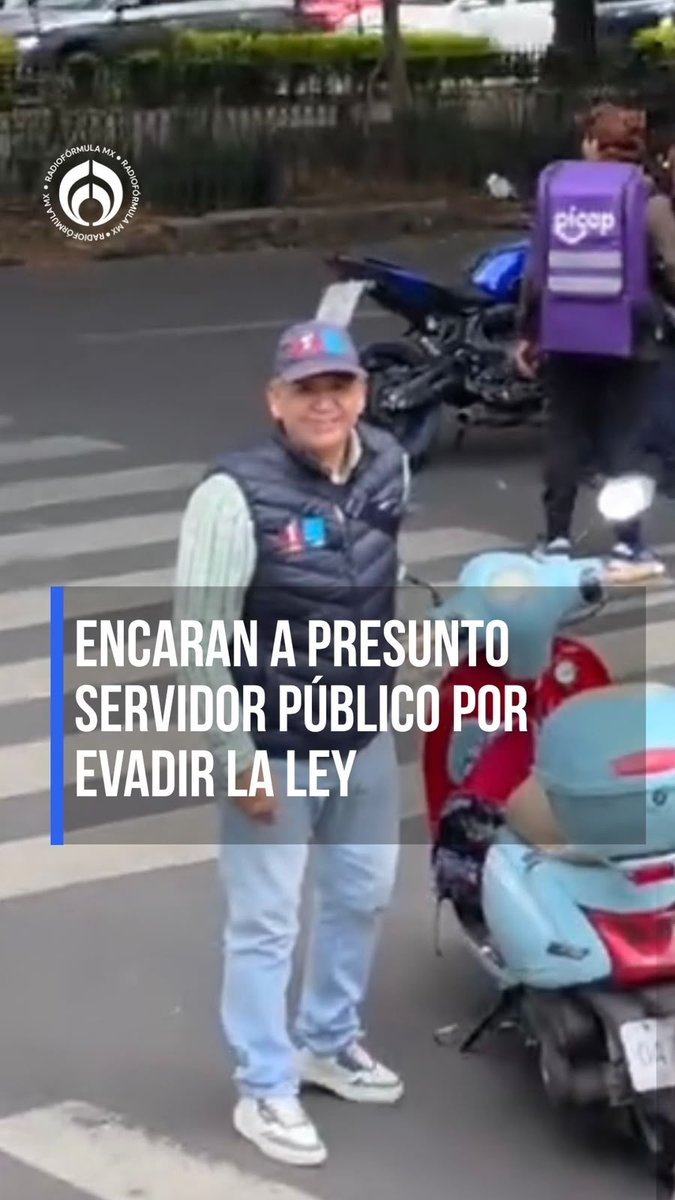 🤨 "Te voy a hacer famoso": Encaran a presunto servidor público por evadir a policías de tránsito pese a no traer casco en una moto. 🏍️ #RFmx #Imperdible