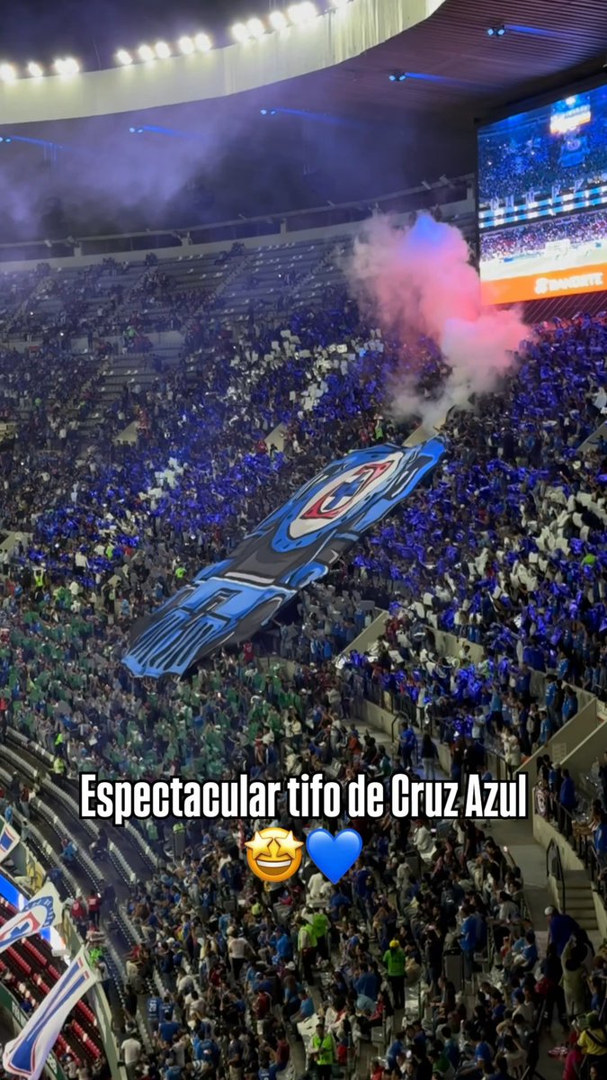 Hasta le salió humo al tifo de Cruz Azul 😅