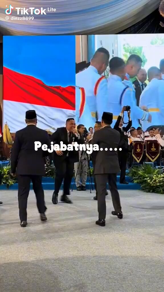 81 tahun merdeka Pejabatnya vs Rakyatnya
