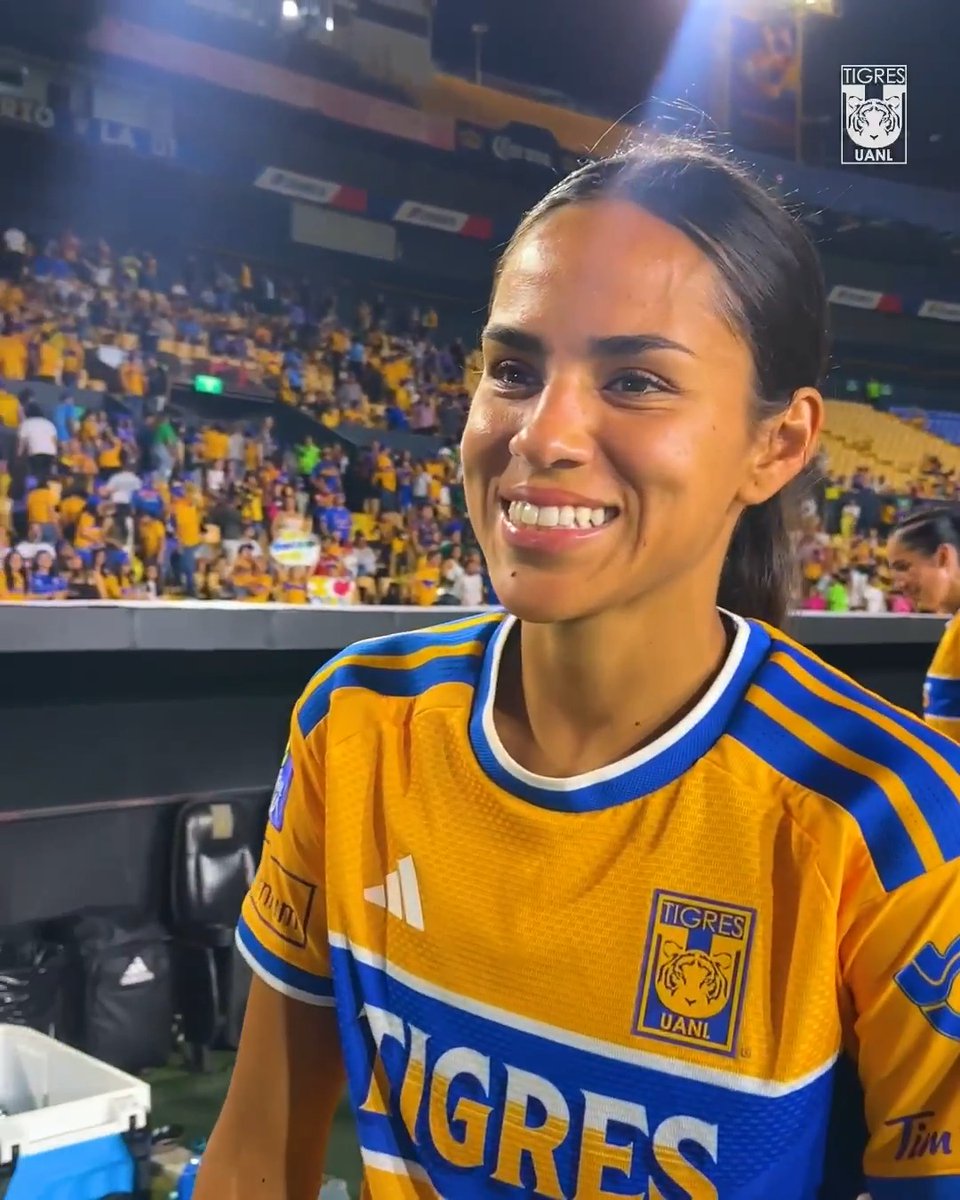 😅 ¡Con baño de agua fría incluido! La felicidad de Maricarmen Reyes tras volver a marcar con el auriazul. ¡Tqm, 'Barbie Malibú'! 🥹