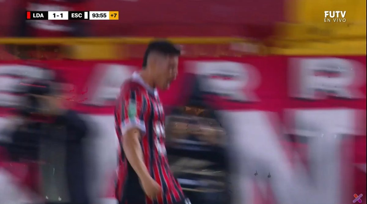 Hasta el camarógrafo se cayó con el gol ¡Locura manuda!