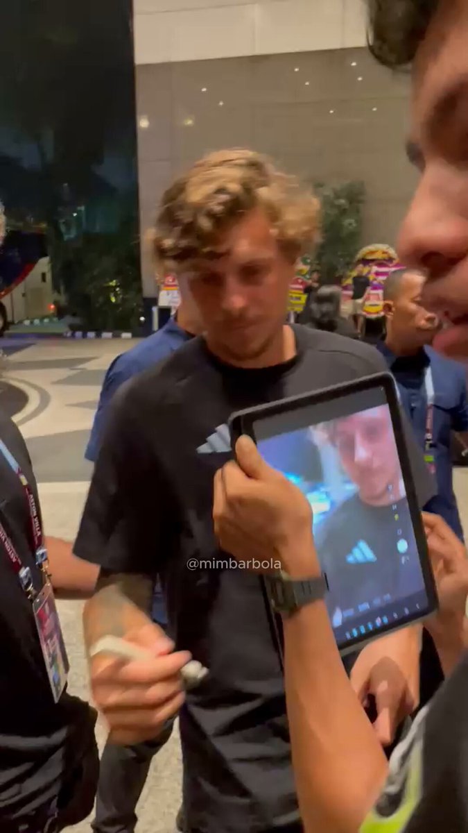 Semalem habis nonton Aston Villa, iseng nyamperin hotel tempat mereka nginep Niat cuma pengen minta foto sama beberapa pemain, tapi tau ngga... Dari nama-nama terkenal kayak Garnacho, Matty Cash, Tyrone Mings, Buendia, Barkley, dsb. Cuma Lindelof doang yang bener2 melayani semua fans satu persatu.