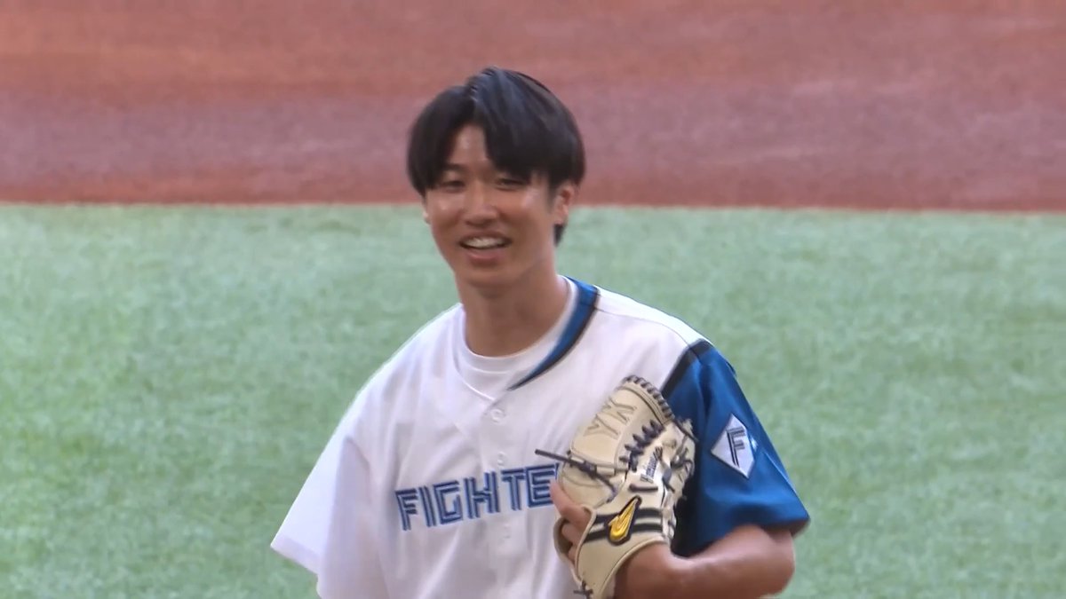 第93回全国高等学校野球選手権大会 優勝投手で元日大三高 吉永健太朗さんが始球式に登場✨ 高校の1学年先輩である北海道日本ハム 山﨑福也 投手もトレーナー姿でベンチで見守ります💪 👇スマホ・テレビで試合観戦！