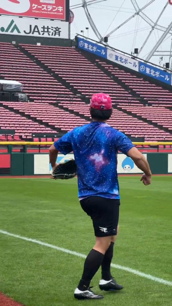 #柴田大地 選手は #九谷瑠 選手と一緒にキャッチボール! その最中にピッタリの(?)場内ミュージックが🎶 マッチョポーズを #早川隆久 選手に披露してご満悦な様子🥸🫰 #RakutenEagles #強鷲革新