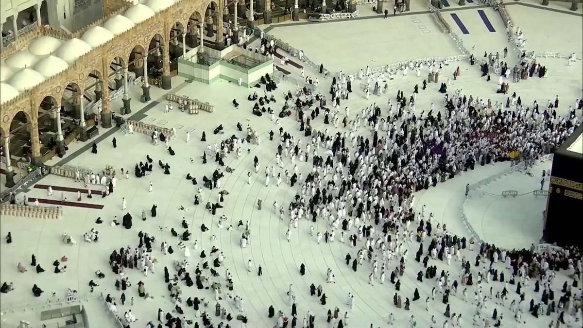 الكعبة المشرفة تتوشح بنور الصباح.. والطائفون ينسابون حولها في سكينة ونفحات إيمانية