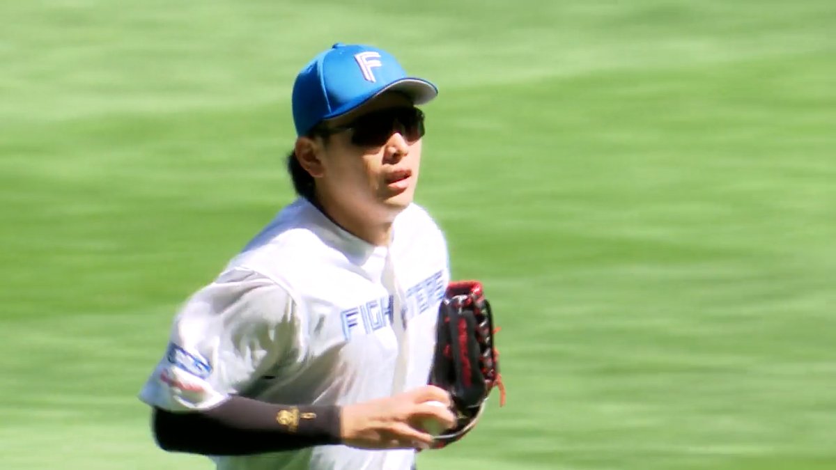 #藤原恭大 に負けじと #野村佑希 もスライディングキャッチ💨 本日はルーフオープンゲーム☀️夏の強烈な日差しにはサングラス😎でしっかり対策‼ ベンチでは先発 #有原航平 もナイスキャッチを称える👍 #lovefighters #ベースボールLIVE で配信中[初月無料]