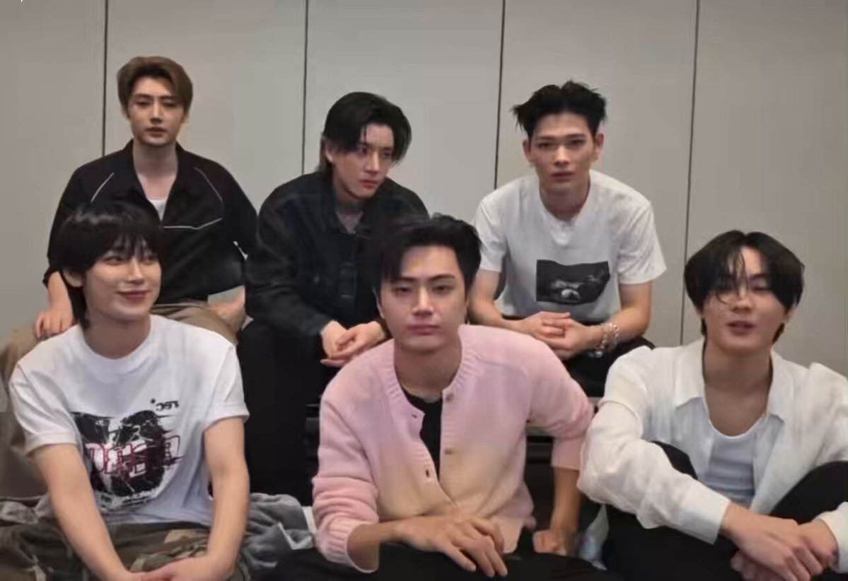 lmaoo no way Jake didn’t notice riki dyed his hair black until the concert ended 😭😭 🐈: Ah, right! Also, everyone, NI-KI dyed his hair black 🐣: I’m back!! 🔥🔥 🐈‍⬛: It even trended 🦮: I noticed it the moment he dyed it 🐈🐈‍⬛❄️: You only realized after the concert ended tho 👥ㅋㅋㅋㅋㅋ 🦮: NI-KI looks so natural with black hair