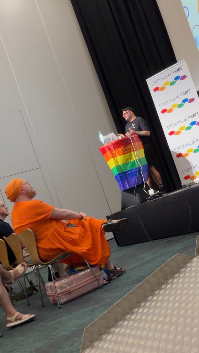 Transsexuella lever med en förhöjd stressnivå till följd av så kallad “felköning”, enligt HBTQ-aktivisten Edward Summanen. Som exempel lyfts situationer där en servitör säger: “Är damerna redo att beställa?”
