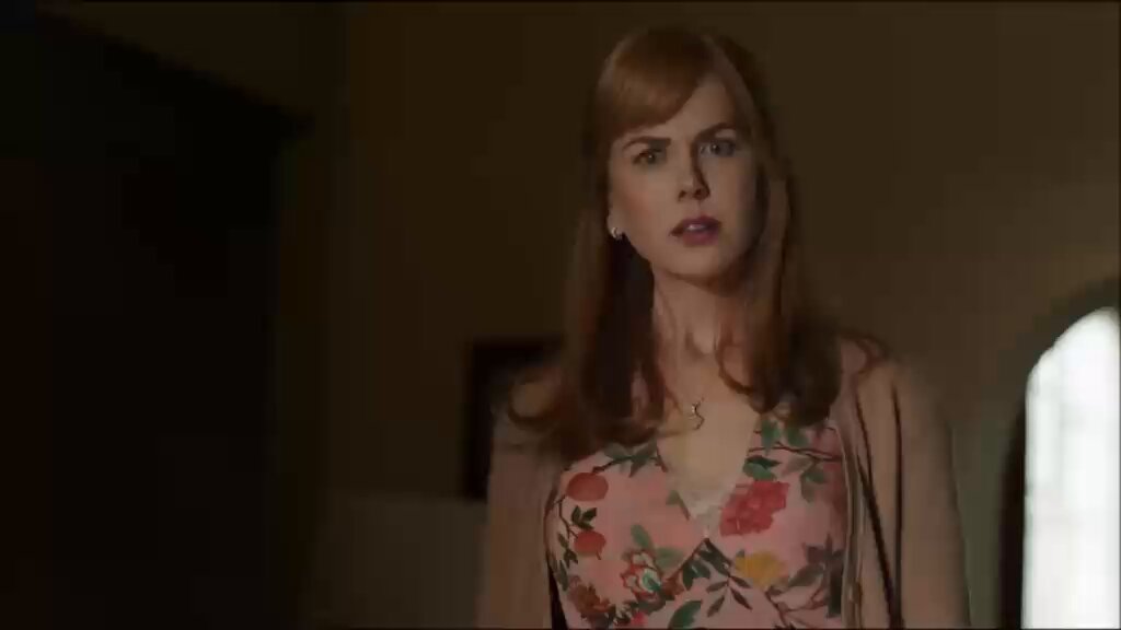 في مسلسل Big little lies تقوم نيكول كيدمان بدور زوجة معنفة يضربها زوجها باستمرار لكنها تختلق له الأعذار وتسامحه بل وتدافع عنه أمام طبيبتها النفسية 💔 الدكتورة: هل يضربك ؟ الزوجة المهانة : نعم لكنه أب رائع 😢 هذه الحالة تُعرف في علم النفس بـ "دورة العنف" (Cycle of Abuse)، حيث تعقب مرحلة الاعتداء مرحلة تُسمى "شهر العسل" أو التودد، يظهر فيها المعتدي الندم ويعد بالتغيير، مما يدفع الضحية إلى تقديم التنازلات وتسامح المعتدي بل تطلب من الشرطة 🇺🇸 أو القاضي عدم معاقبته