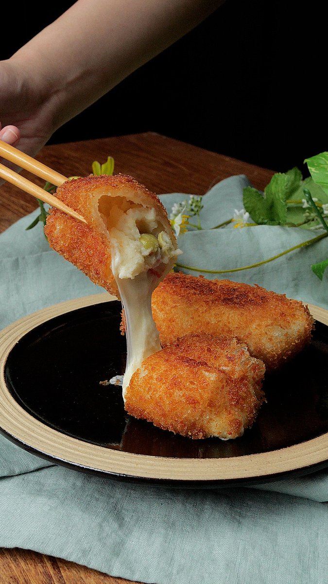 【ライスペーパーとカニカマでサクとろ簡単おかず】ポテサラとカニカマのチーズカツ！ / Crispy Potato Salad Rice Paper Rolls 🤤🥢