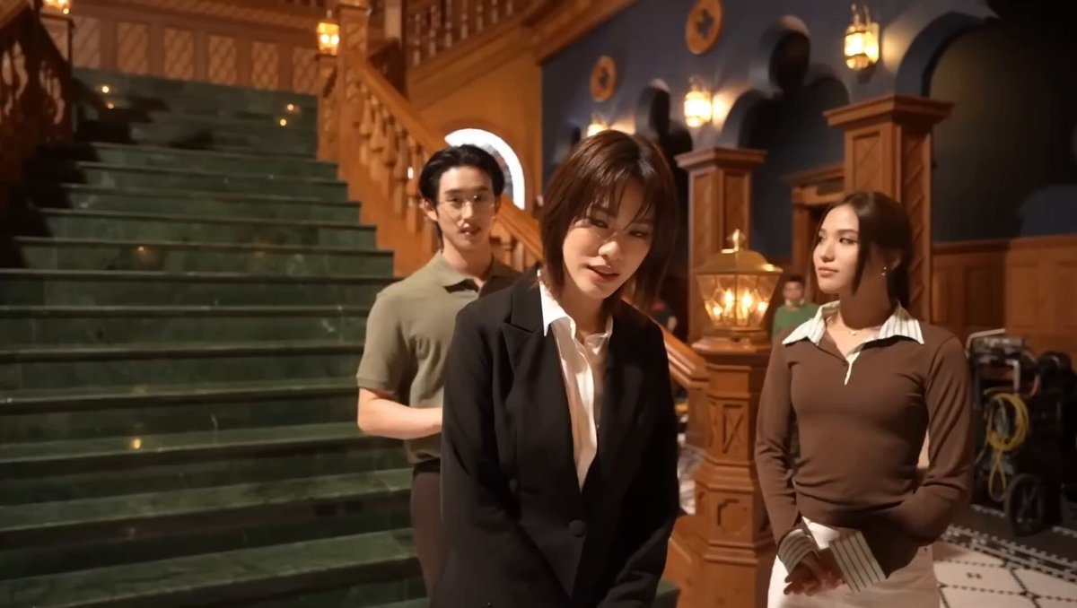 ในซีนคือคุณโมกข์ดุมากก แต่เบื้องหลังโคตรจะโก๊ะ ตะเบ๊ะแล้วแลบลิ้นด้วยซ้ำ ดื้อมากอ่ะ5555555555555 #est_rvp #EmiBonnie #PeachAndMeSeriesFinalEP