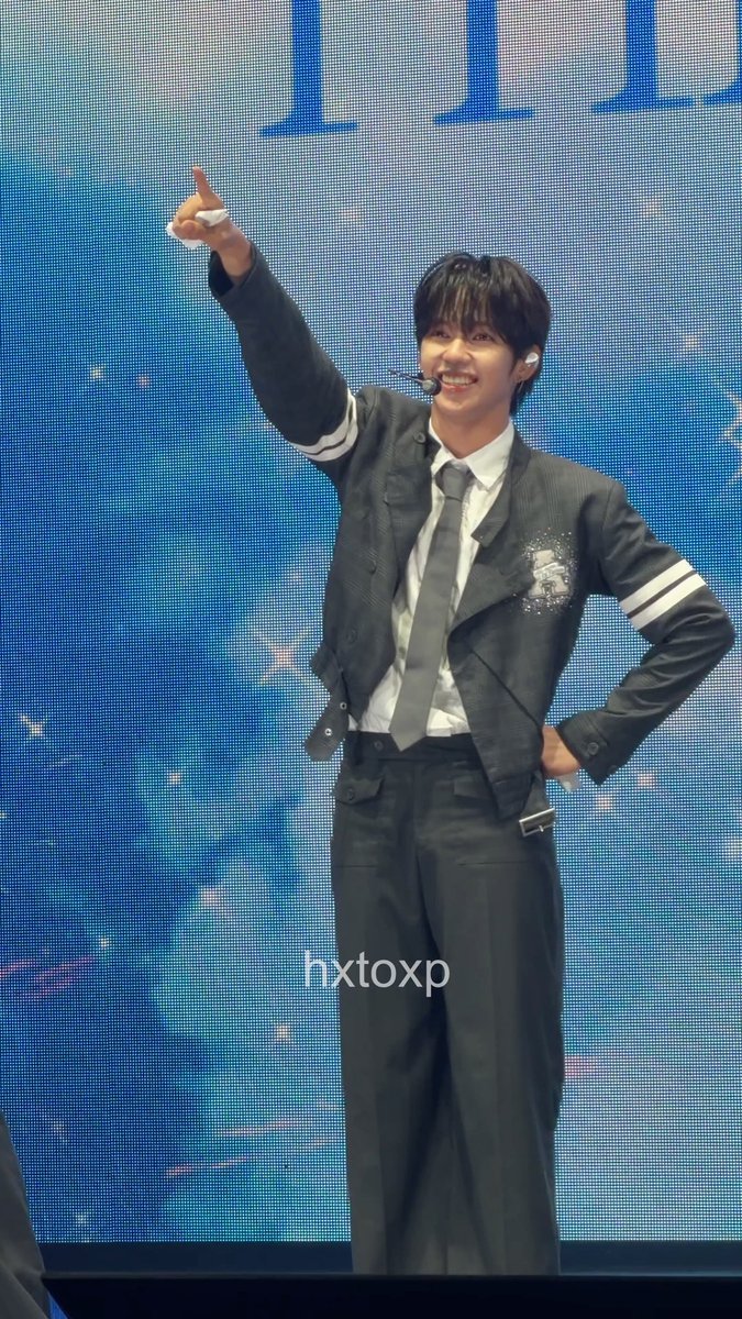 JL bringing out his “Feifei” (菲菲) side during the introduction (his Chinese nickname).🩵 #AHOF1stTOUR_TAIPEI #THE_FIRST_SPARK #THE_FIRST_SPARK_IN_TAIPEI