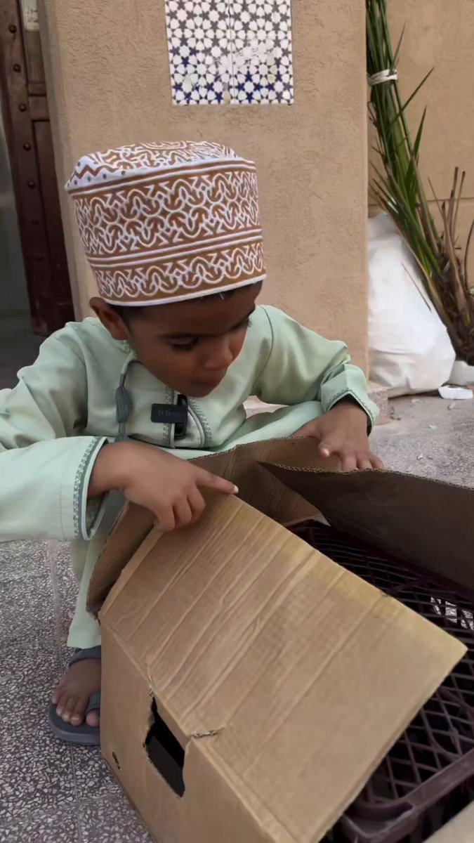 لم يكن أيوب الدغاري سوى مصور فوتوغرافي يتمتع بنوايا حسنة وأخلاق نبيلة كرس جهوده لتوثيق الحياة في مدينته #نزوى بعدسة كاميرته على الرغم من التحديات التي واجهها جراء تسريحه من العمل وهو المعيل الوحيد لأسرته وأطفاله.. إلا أنه اليوم محتجز في سجون دولة الإمارات العربية المتحدة برفقة الشقيقين الخلوقين محمد وأحمد العوفي .. وجميعهم يعولون أسرًا ولديهم أطفال أتعبهم هم الفراق.. لا يزال لدي ثقة كاملة في شيوخ الإمارات الكرام أمثال الشيخ عبدالله بن زايد، والشيخ HH Sheikh Mohammed، حفظهما الله لو اطلعوا على تفاصيل هذه القضية لأحزنهم ما تعرض له إخوتنا من اتهامات أدت إلى سجنهم لمدة عام كامل للأسف! وأود التأكيد على أن ما أقدمه هنا لا يهدف إلى التشكيك في نزاهة القضاء الإماراتي.. بل يتعلق الأمر بما حدث من تشديد في تطبيق القانون اتجاه مخالفات رآها المشرع كرادع وذلك في ظل التوترات الإقليمية الراهنة بين الولايات المتحدة وإسرائيل وإيران .. وما ترتب عليها من تداعيات على دول المنطقة.. لقد بدأت المشكلة عندما التقط أيوب بحسن نية صورة لمسجد بالقرب من مركز شرطة العين حينما كانوا في محيطه للاستفسار عن موضوع، وعلى إثر ذلك تم توقيفهم جميعا بتهمة تصوير منشأة عسكرية. وقد أوضح أيوب أن الصورة كانت للمسجد لإعجابه بتصميمه المعماري الجميل وتم حذفها على الفور بعد معاينتها من قبل الشرطي.. ولكن بعد ذلك تم اعتقالهم للاستجواب والتحقيق وتفتيش هواتفهم.. وقد تبين من خلال تفتيش الهواتف أن بعضهم ينتمي إلى مجموعة واتساب لأبناء حارتهم في نزوى.. وهو أمر شائع في سلطنة عمان.. في إحدى هذه المجموعات كتب أحد الأعضاء تعليقا ينتقد السياسة الخارجية لدولة الإمارات العربية المتحدة .. وتضمنت المجموعة أيضا بعض النقاشات حول الصراع بين إيران وإسرائيل.. ولكن شبابنا (المدانين) لم يكتبوا حرفا واحدًا مسيئا لدولة الإمارات ولم يشاركوا في المواضيع المطروحة كونهم بعيدين كل البعد عن الشؤون السياسية.. يكمن ذنبهم الوحيد في انضمام بعضهم إلى هذه المجموعة عبر تطبيق الواتساب.. وقد عُثر بحوزة أحدهم على محادثة تتعلق بالذكاء الاصطناعي (Gemini) حول رحلات افتراضية بين مسقط ودبي وتشغيل الطائرات بالذكاء الاصطناعي وذلك لاهتمامه وشغفه بهذا المجال.. لذا فإن روح القانون في اعتقادي تقتضي العفو عنهم ويسهل على أصحاب الفضيلة المشايخ الكرام شيوخ الإمارات حفظهم الله الأخذ بهذا المبدأ مراعاة لعائلاتهم وأطفالهم وذلك للأسباب المنطقية التالية وفق المحضر الرسمي: 1. ورد في تقارير المعاينة الفنية لهاتف المتهم الأول (أيوب) أنه "لم يتم العثور على أي صور تخص الواقعة أو إرسالها عن طريق أي برامج لكونه قام بحذفها".. ويمكن الدفع هنا بانتفاء الدليل المادي الفني إذ إن الإدانة الجنائية يجب أن تستند إلى أدلة قطعية وثابتة وغياب الصور المضبوطة داخل الهاتف أو عدم وجود أثر تقني يثبت بقاء محتوى التصوير يطعن في يقين التهمة ويجعلها مجرد افتراض تخيم عليه الشكوك (والشك يفسر لمصلحة المتهم). ٢. إن مجرد العضوية التلقائية أو الانضمام إلى مجموعات الدردشة العامة لا يستلزم بالضرورة تبني الأفكار المطروحة فيها .. ولا يشكل دليلا قانونياً على ارتكاب جناية أو جنحة تمس الأمن العام .. فالمنصات الاجتماعية والمجموعات المفتوحة تضم أفراداً متنوعين يحملون آراء شخصية لا تيسأل عنها الأعضاء بصفتهم الفردية. ٣. إن استخدام أدوات الذكاء الاصطناعي مثل ( Gemini) لتوليد سيناريوهات خيالية أو افتراضية لرحلات طيران (من مسقط إلى دبي) يعد عملاً بحثياً أو استكشافياً افتراضياً بحتاً يتم عبر تقنيات برمجية عامة .. ولا يرقى هذا الاستخدام بأي حال من الأحوال إلى مستوى التخطيط التنفيذي لجريمة أو "الإخلال بالأمن العام" وفق الاتهام نظراً لغياب أي أفعال مادية أو أدوات تنفيذية على أرض الواقع. ٤. يفتقر الأمر إلى الرابط السببي المشترك الذي يثبت وجود اتفاق جنائي منظم بينهم مما يضعف سند الإدانة الجماعية الصادرة بحقهم .. فقد أصدرت المحكمة نفس العقوبة على المتهمين الثلاثة (الحبس سنة والإبعاد) على الرغم من تباين مراكزهم القانونية والأدلة الفنية المتعلقة بكل منهم. (فالمتهم الأول اتهم بالتصوير وتم حذف الصور .. والثاني اتهم بمحادثات لغيره في مجموعات .. والثالث ضبطت لديه هواتف عملاء للصيانة كونه صاحب محل هواتف في مدينته نزوى). أتقدم بهذا الموضوع إلى شيوخ الإمارات الكرام .. وأضع هذه القضية بين أيديهم للنظر فيها والعمل بروح القانون من مبدأ الرحمة بيننا وهذا ليس غريبا عليهم.. فجيرتنا ليست بالأمر الهين.. إن شبابنا يستحقون العفو .. فوالله لو أخطأ أحدهم بحق الإمارات لما تجرأت على كتابة ندائي هذا مع حيثيات ما حصل.. لكنني على يقين برحمة الله وعدل المشايخ الكرام وإحسانهم بالعفو عند المقدرة وهم أهل لذلك..