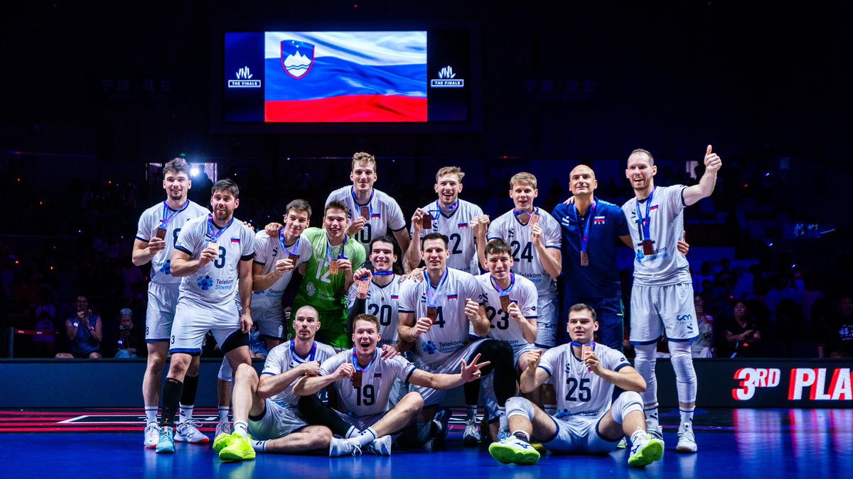 #VNL2026: 🇸🇮 SLOVENIA MAKE HISTORY! 🥉🔥 Slovenia 🇸🇮 defeat Japan 🇯🇵 3-1, earning their first win over them this season and their first-ever VNL medal 🤩 After four appearances in the third place match, Slovenia finally reach the podium, also securing their first medal at a major global competition. 👏 📺 Relive it on VBTV: 🏐 #BePartOfTheGame #Volleyball #VNLFinals