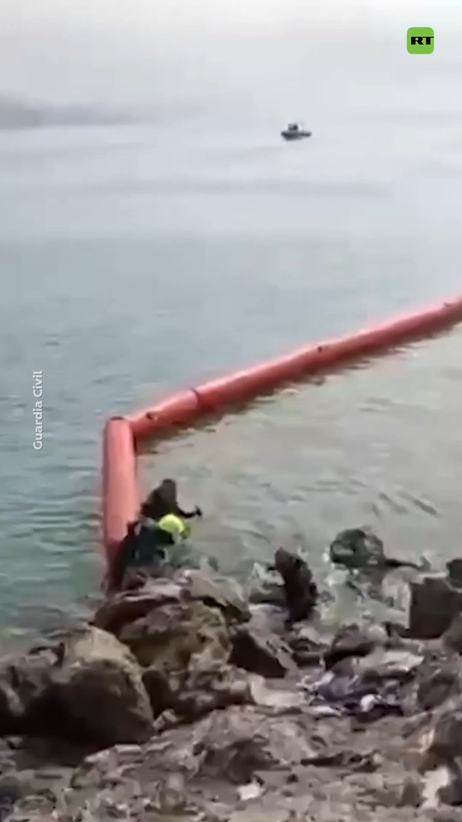 🇪🇸España instala barrera de contención en frontera marítima de Ceuta El Gobierno español instaló una barrera de contención en el espigón del Tarajal, en Ceuta, con el objetivo de impedir nuevas entradas irregulares de migrantes.