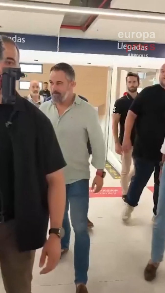 Abascal llega a Ceuta para conocer de primera mano la situación tras la última crisis migratoria, después de cancelar su viaje a Colombia para acudir a la toma de posesión del nuevo presidente