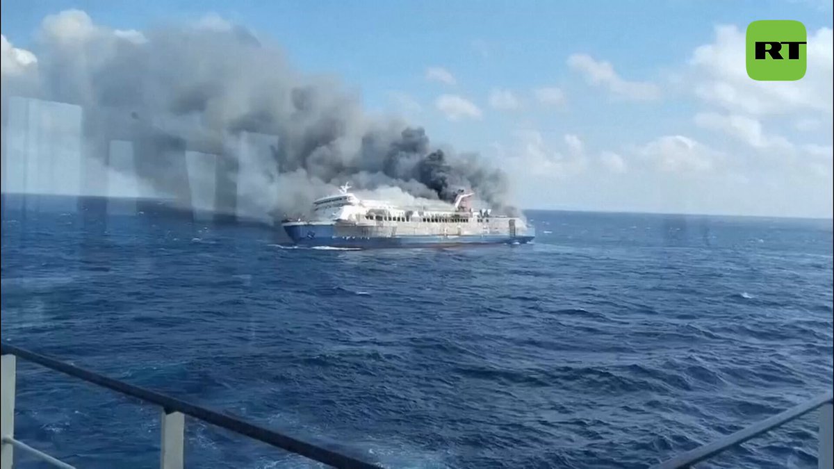 ⚓️🔥🇮🇩Varios muertos tras incendio de un ferry en Indonesia Al menos cinco personas fallecieron y decenas permanecen desaparecidas tras el incendio de un ferry de pasajeros cerca de la isla de Madura, en el mar de Java, Indonesia.