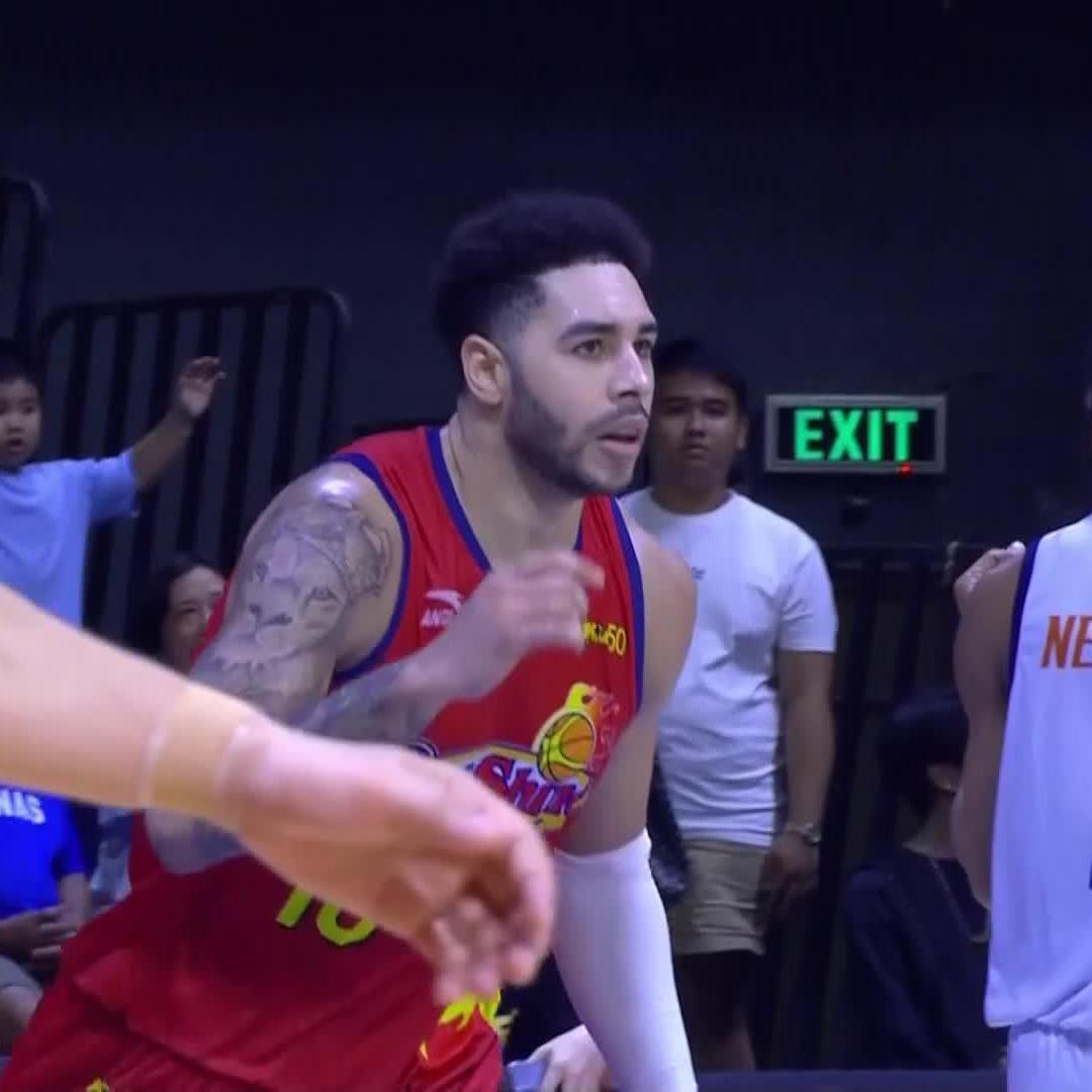 POSANG NAGBA-BASKETBALL 🐱🤣 Habang umiinit ang bakbakan ng Rain or Shine at Meralco, biglang tumawid ang isang pusa sa hardcourt at pansamantalang naagaw ang spotlight. Catch the PBA Season 50 Governors' Cup LIVE and FOR FREE on the One Sports YouTube Channel #PBA50 #PBA50LID