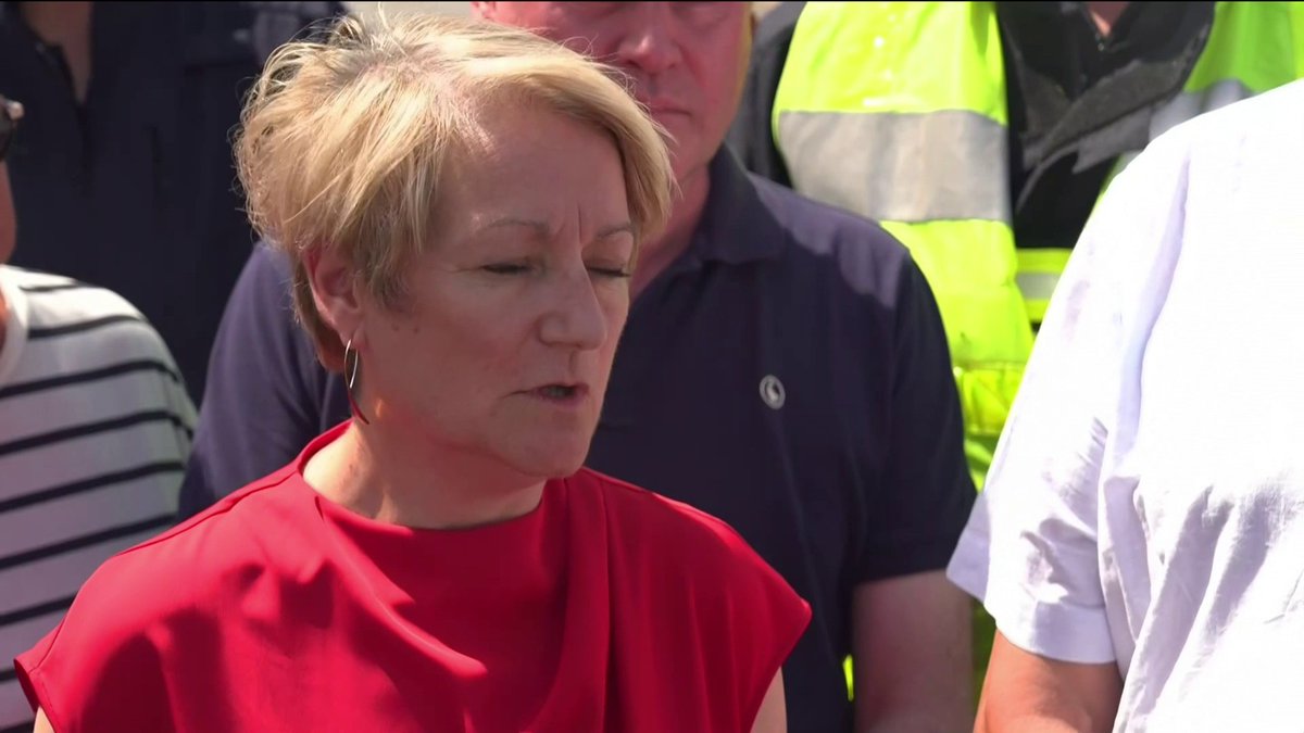 Un incendie s'est déclaré dimanche dans un entrepôt de Suez à Gadrange, sur un site Seveso. La sous-préfète de Thionville, Hélène Demolombe-Tobie, annonce que la population de cinq communes est confinée "par précaution". Trois blessés légers sont à signaler. #canal16