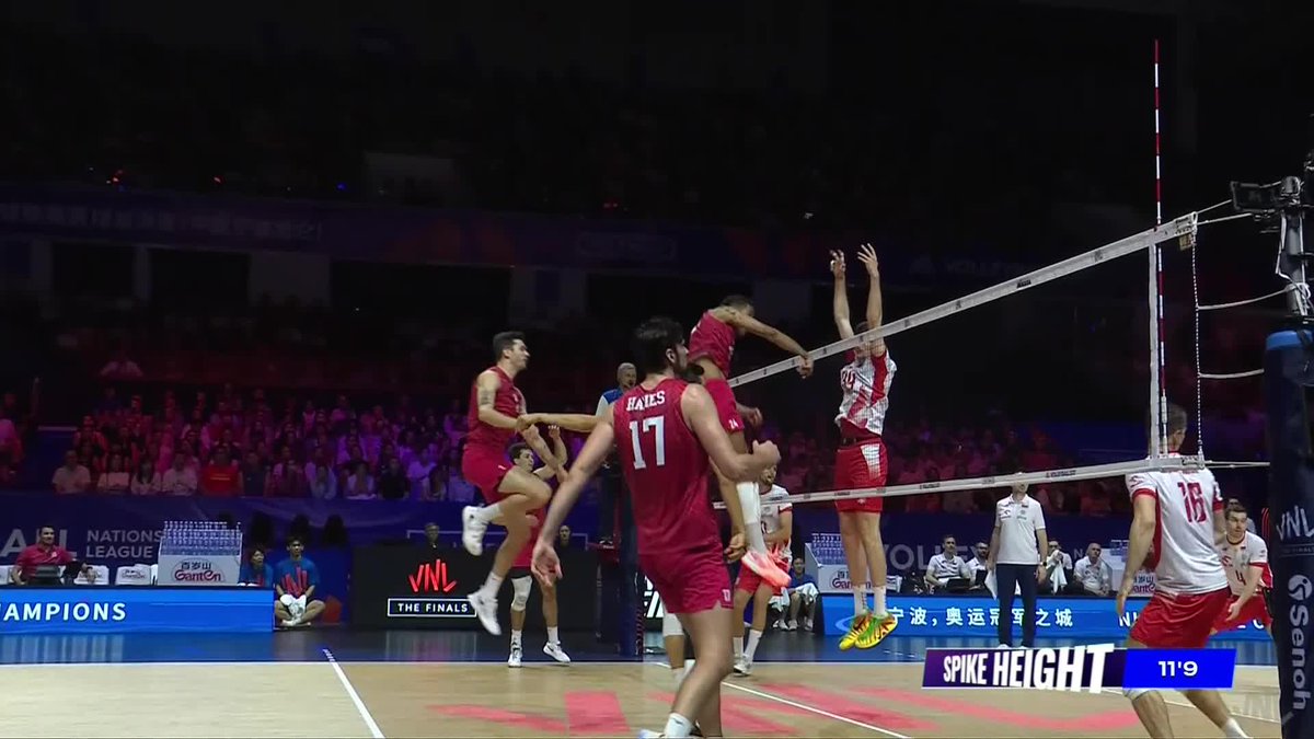 #VNL2026: McHENRY ABOVE THE RIM ☁️💥 The USA middle blocker keeps soaring in the Men's VNL Final. 📺 LIVE NOW on VBTV: 🏐 #BePartOfTheGame #Volleyball #VNLFinals