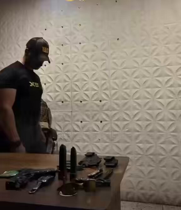 عفية برجال مديرية شؤون امن الافراد .. بعد ان وصل الحال بهذا الضابط ملازم اول محمد مصطفى محمد سامي المنسوب الى مركز شرطة 90 في كركوك باهانة المؤسسة الامنية والبدلة العسكرية من خلال نشر فيديوهات على حساباته الخاصة بالرغم من التوجيهات والتعليمات الخاصة بعدم النشر.. تم اليوم اعتقاله من قبل شؤون الداخلية وسيتم احالته الى المحكمة العسكرية لينال جزاءه العادل .. علماً سبق وان قمنا بنشر اكثر من منشور على والد هذا الضابط العميد مصطفى محمد سامي معاون مدير مديرية الأحوال المدنية والجوازات والاقامة في كركوك .. ياسبحان الله ابن الوز عوام !!!
