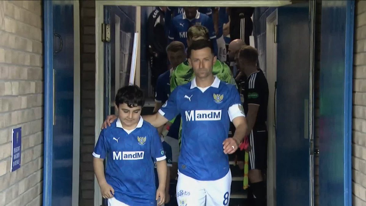 Kilmarnock give a guard of honour to Scottish Championship winners St Johnstone on their return to the Premiership 👏