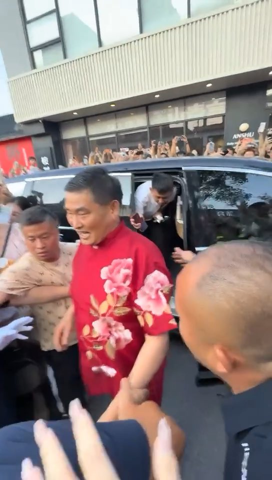 大衣哥朱之文你知道为啥叫山东现金王吗? 因为他什么商演都接,酒吧演出,音乐节,婚礼,景区npc ,连最近的名媛漂流也参加了,他的报价是30万,一年接单超过300天,一年有9000多万的利润,好比一个上市企业的利润,所以他的现金王称号就这么来的,