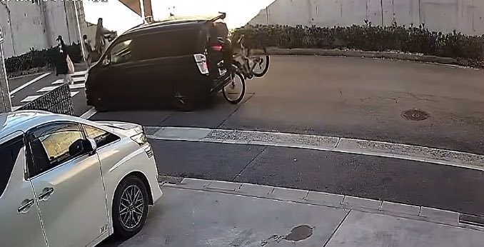 車にヘディングシュート！！