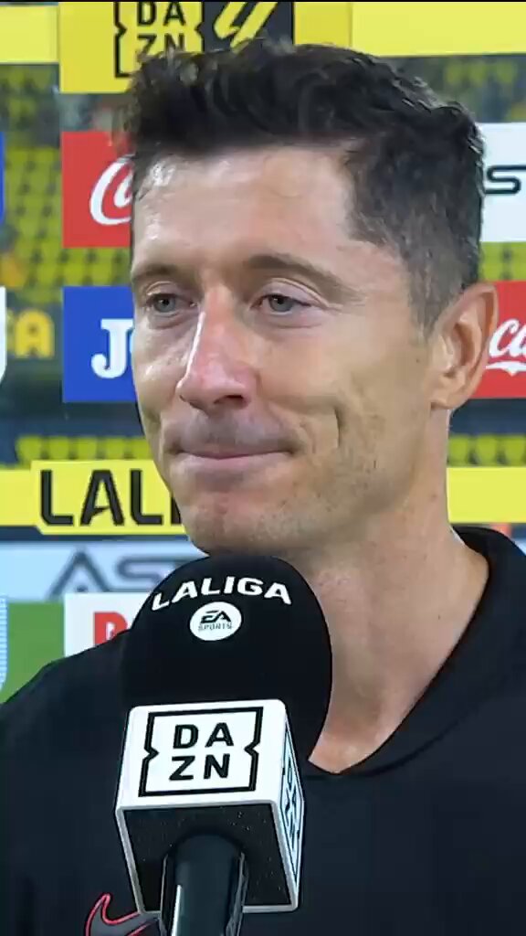 Lewandowski just sign the divorce papers after his wife Anna lewandowska demanded for after they didn't qualify for world cup According to her lewandowski is a cheat he slept with all our house help he could no longer control himself almost slept with my sister also but he feels no remorse for what he his doing even after contacting infection Lewandowski come out to defend him self saying that his wife want 50% of his property, according to him I know the woman I marry she married me because of what I have not who I am, I pray she finds someone who will satisfy her but I can do anything for my children, they are my life 🥺💔