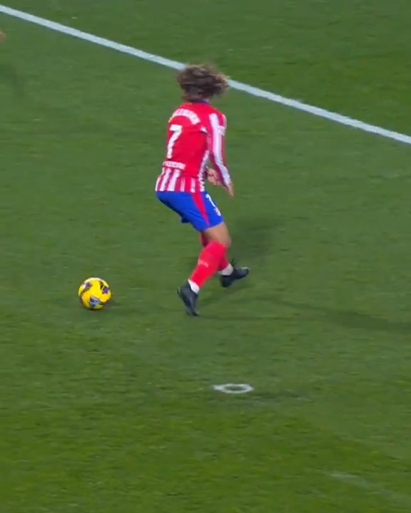 Pure class from Antoine Griezmann. Even the Real Valladolid crowd appreciated this one. 🇫🇷✨