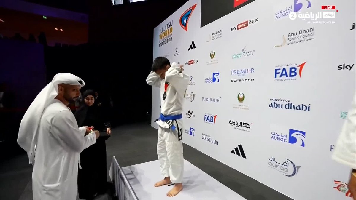من البساط إلى منصة التتويج… 🥇🌟 حارب الحمادي يحصد الميدالية الذهبية في بطولة العالم للجوجيتسو 2026 🇦🇪🥋 #أبوظبي_الرياضية 2️⃣