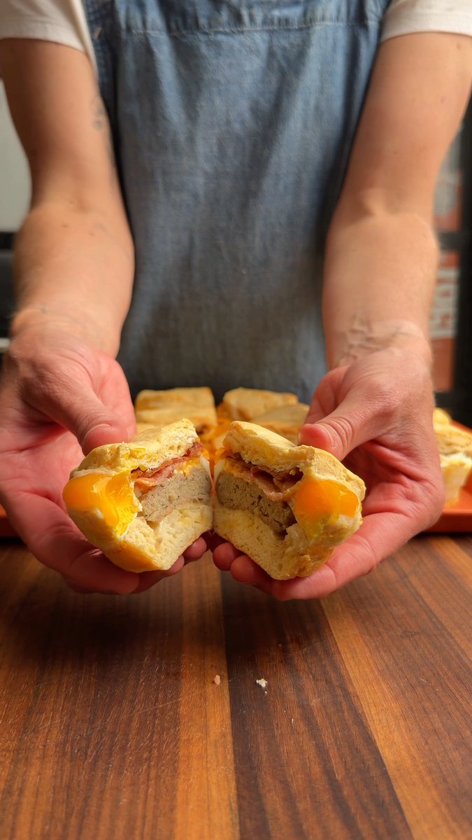 Weekend Breakfast Sandos 🔥 Use this hack to make the best breakfast bite for your weekend crew #Traeger #TraegerGrills #BreakfastSandwich #Brunch #BreakfastRecipes