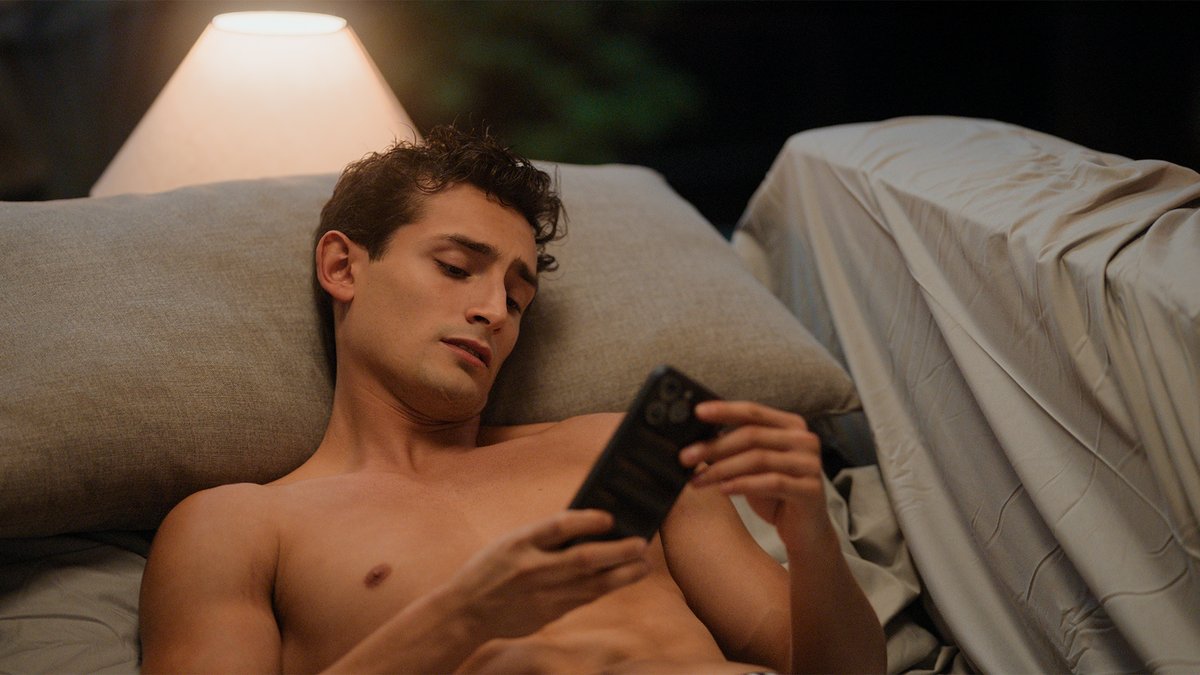 A série mexicana O Pai da Minha Filha ensinou como um homem deve tirar um nude. 👀