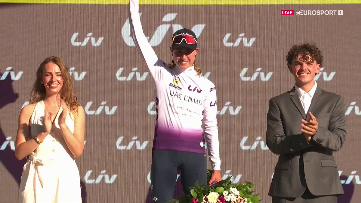 😅🤍 Ayer se perdió la ceremonia del podio, pero hoy Paula Blasi no podía fallar como dueña del maillot blanco #TDFF2026 | #LaCasadelCiclismo