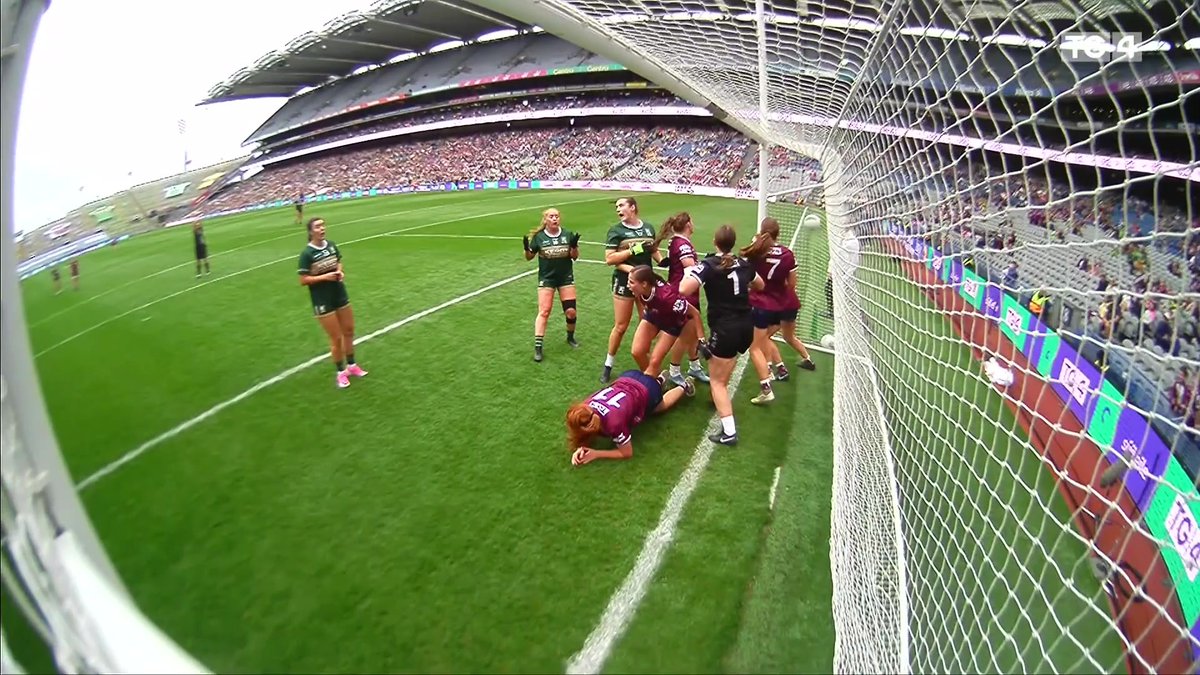 Críoch dramatiúil anseo i bpáirc an Chrócaigh👀👀 Galway are All Ireland champions !!!!! 60 Nóim KerryLGFA 0-12 (12) Galway LGFA 2-07 (13) @ladiesfootball #PeilnamBan