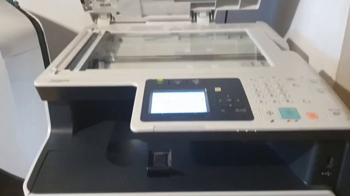 Hiç fotokopi makinesinde Türk Lirası veya döviz kopyalamayı denediniz mi? Videoda 50 Euro ile yapılmış ama aynı durum cebimizdeki Türk Lirası için de birebir geçerli! Makinenin işlemi reddetmesinin veya böyle çizgili, bozuk çıktı vermesinin sebebi paraların üzerindeki "EURion Takımyıldızı" (EURion constellation) adlı gizli desendir. Cihazlardaki Sahteciliği Önleme Sistemi (CDS), bu minik halkaları algıladığında kopyalamayı anında durdurur. Hatta Photoshop gibi programlar da bu deseni tanıyıp parayı dijitalde düzenlemenizi engeller. Videoda paranın desenli kısmı kapatıldığında sistemin nasıl hacklendiğini görüyoruz. Tabii sonundaki FBI baskını detayı harika! 😅